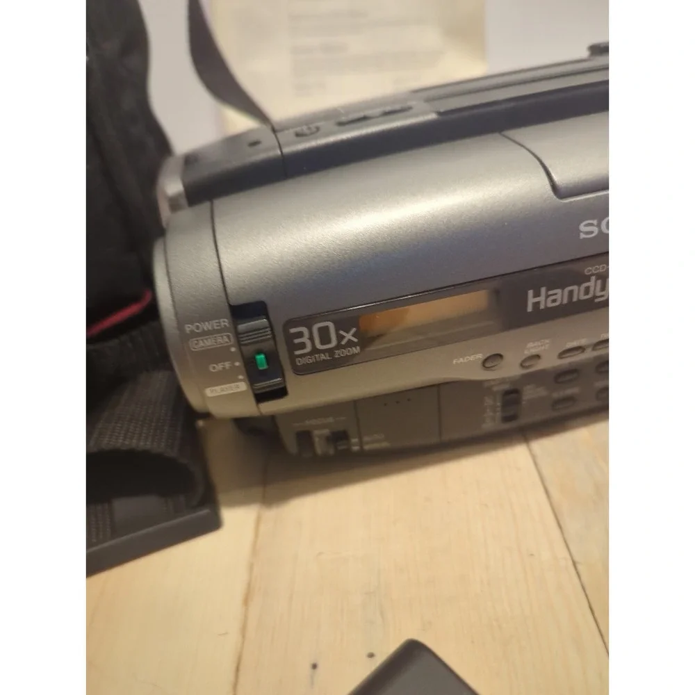 Sony Handycam CCD-TR86 Video 8 8mm Camcorder Bundle Bag Charger New Battery